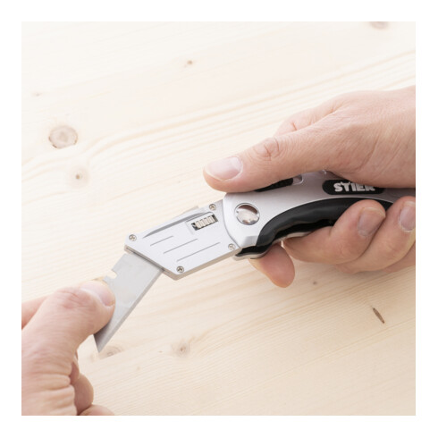 Cutter repliable avec lame interchangeable STIER