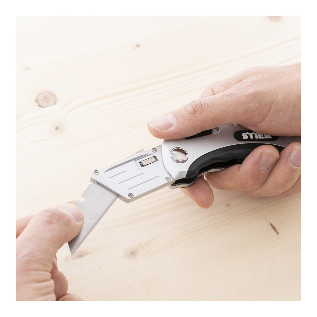 Cutter repliable avec lame interchangeable STIER