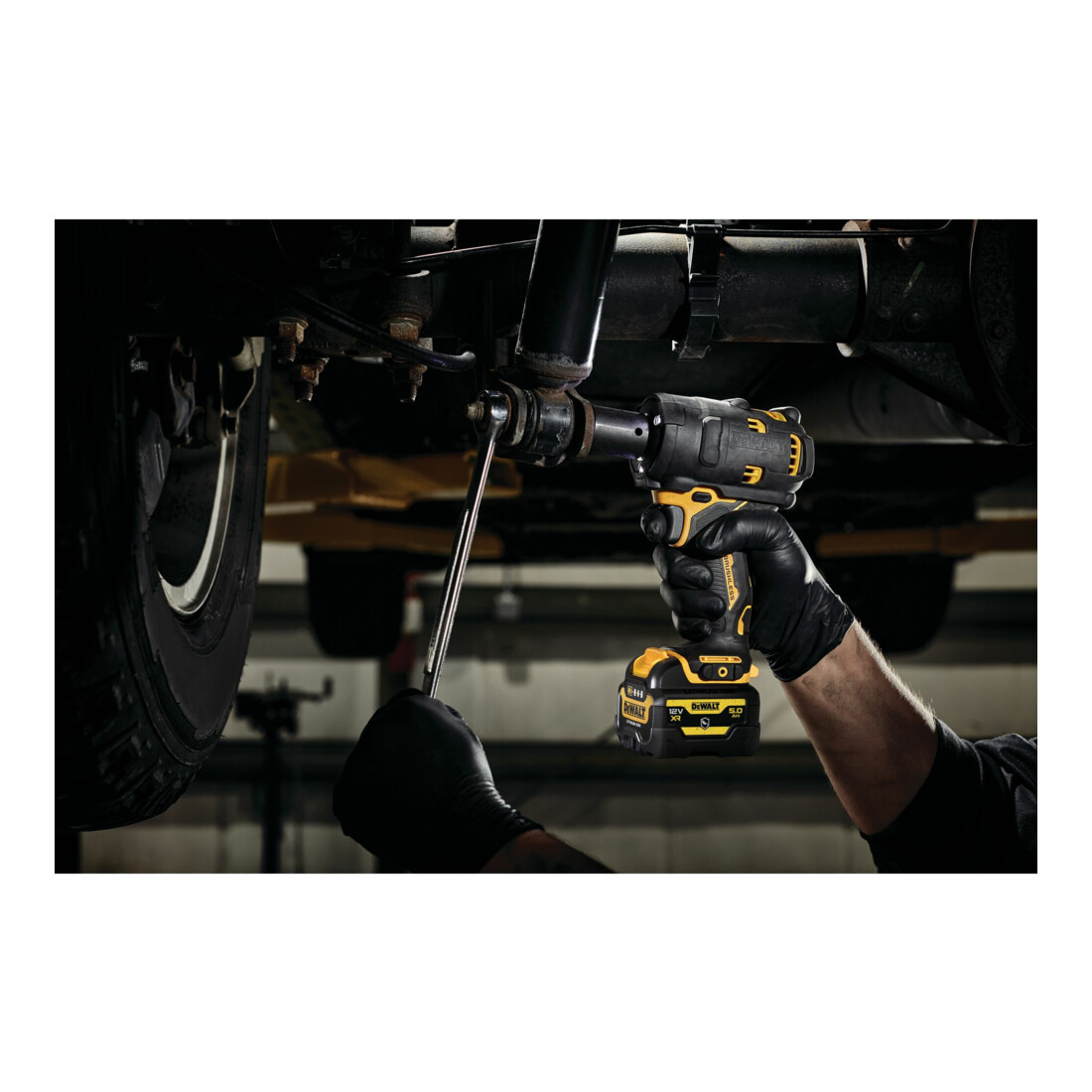 DEWALT 12 Volt / 5 Ah Accu-slagmoersleutel (1/2") met 340 Nm, speciale uitvoering voor automotive en industrie DCF901P1G-QW