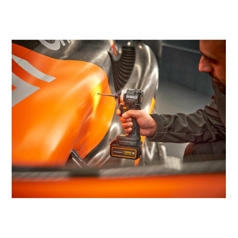 DEWALT Akku-Schlagschrauber 18V , inkl. 2 x Akkus (18 Volt / 4Ah) und System-Schnellladegerät