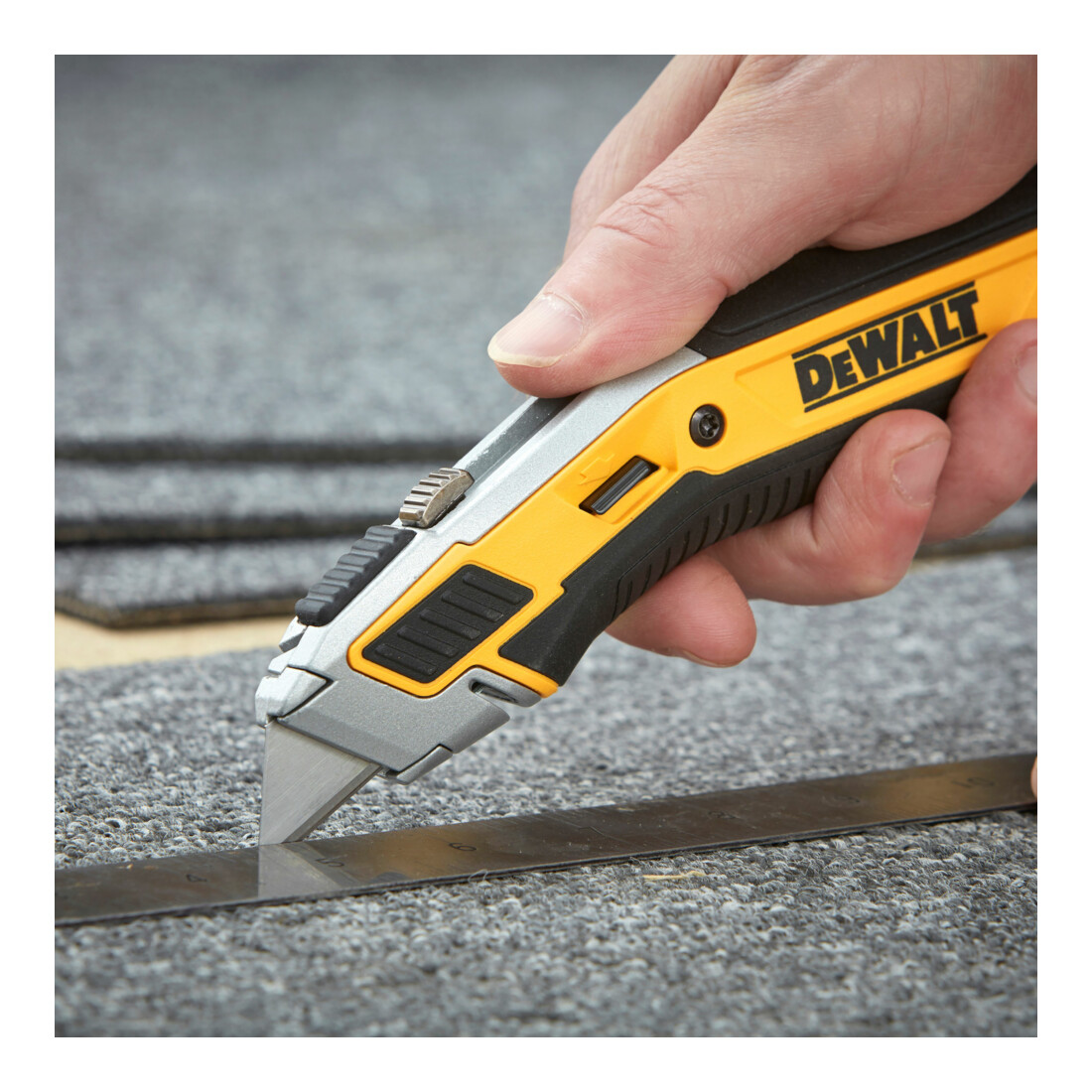 DEWALT Arbeitsmesser mit einziehbarer Klinge, gummierte Daumenauflage, wetterfeste Klingenaufbewahrung DWHT0-10295