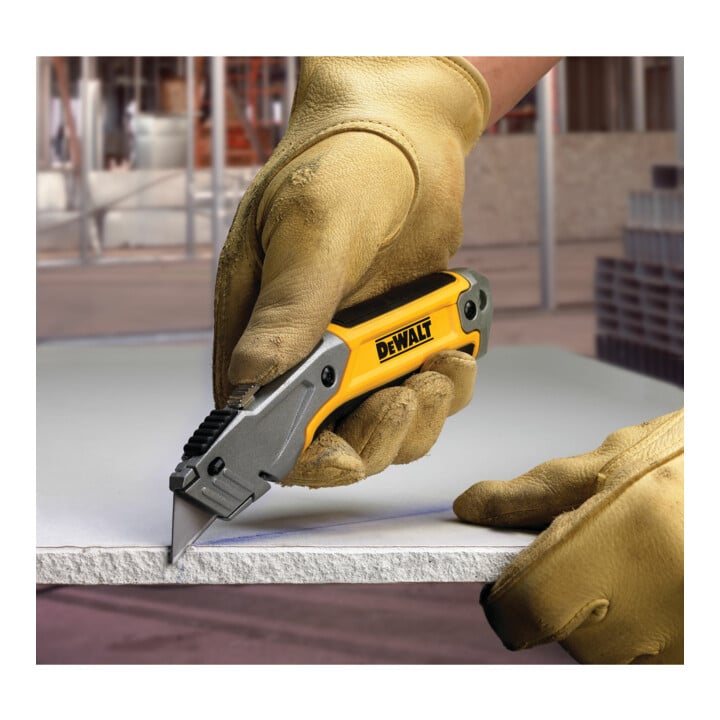 DEWALT Arbeitsmesser mit einziehbarer Klinge, integriertes Klingenmagazin, Metall-Druckguss-Gehäuse inkl. 5 induktionsgehärteten Ersatzklingen DWHT10046-0