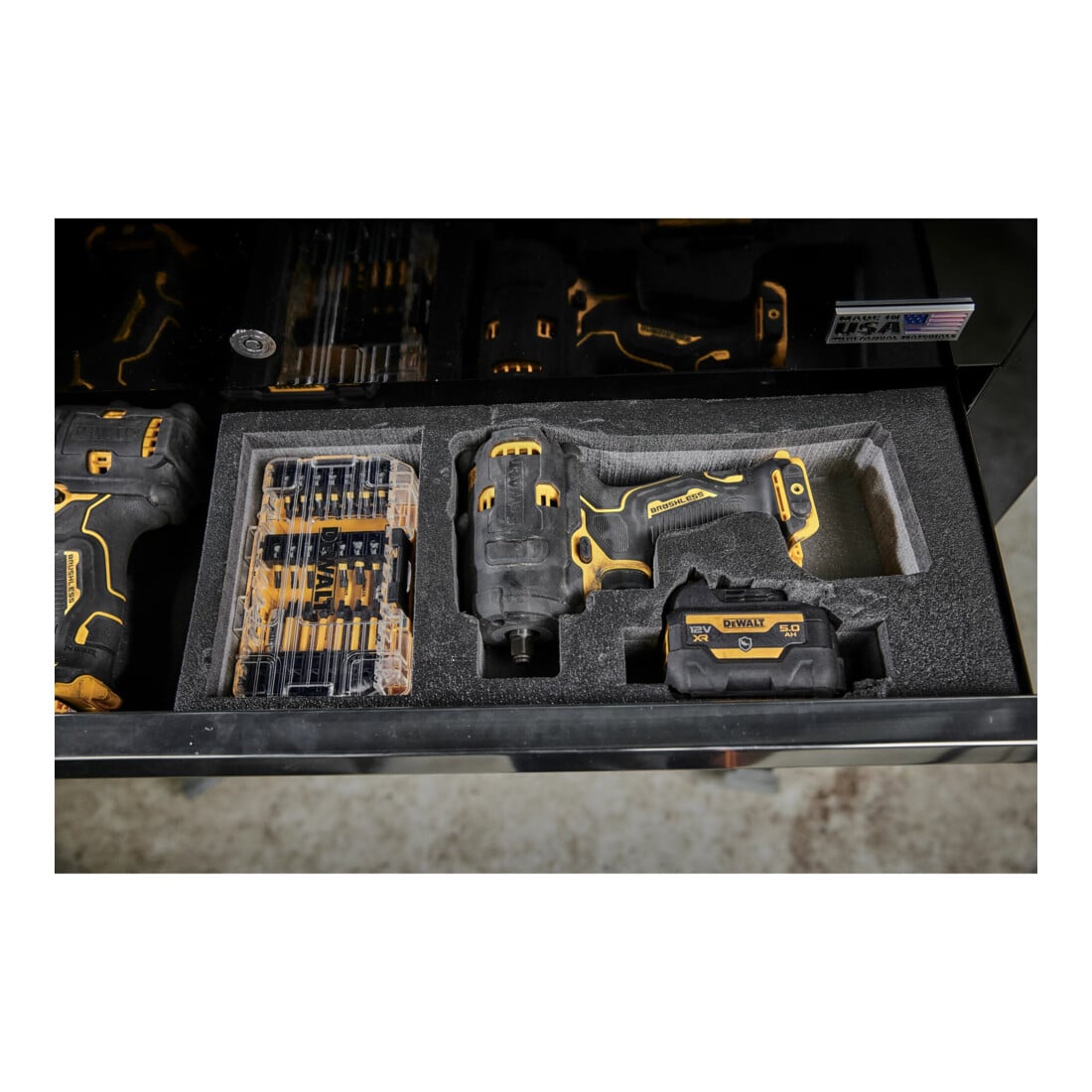 DEWALT Avvitatore a impulsi 12 V / 5 Ah (1/2") 340 Nm, versione automotive e industriale DCF901P1G-QW