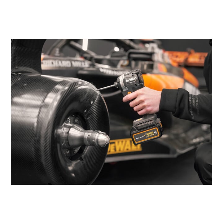DEWALT Clé à chocs sans fil 18 V, avec 2 batteries (18 V / 4 Ah) et chargeur rapide système