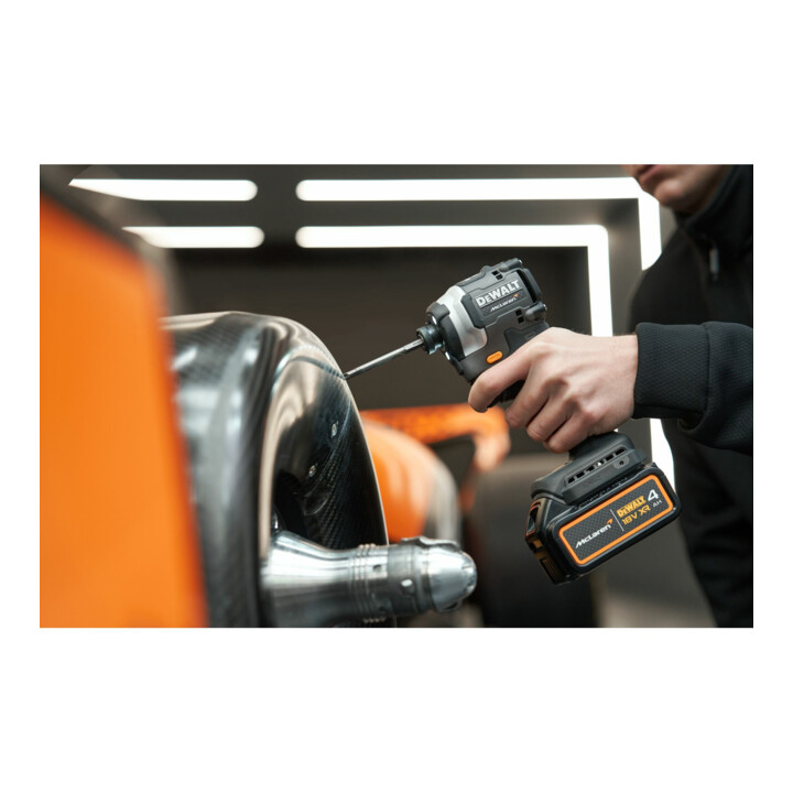 DEWALT Clé à chocs sans fil 18 V, avec 2 batteries (18 V / 4 Ah) et chargeur rapide système