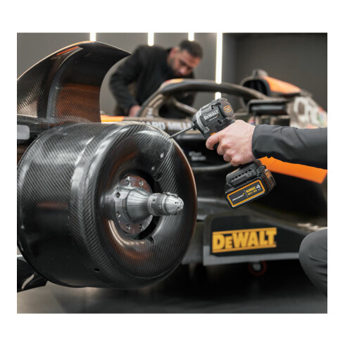 DEWALT Clé à chocs sans fil 18 V, avec 2 batteries (18 V / 4 Ah) et chargeur rapide système