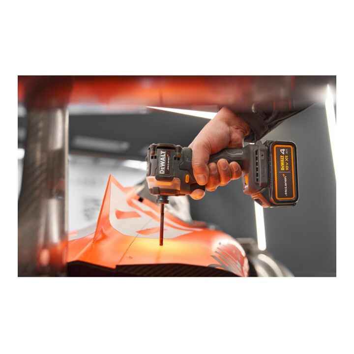 DEWALT Clé à chocs sans fil 18 V, avec 2 batteries (18 V / 4 Ah) et chargeur rapide système