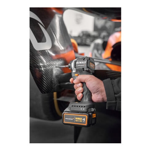 DEWALT Clé à chocs sans fil 18 V, avec 2 batteries (18 V / 4 Ah) et chargeur rapide système