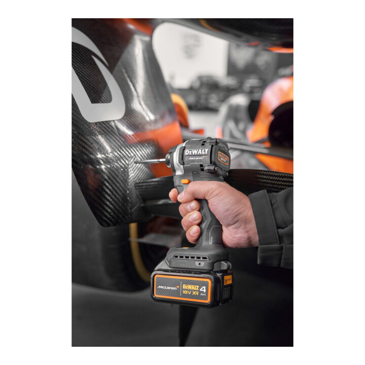 DEWALT Clé à chocs sans fil 18 V, avec 2 batteries (18 V / 4 Ah) et chargeur rapide système