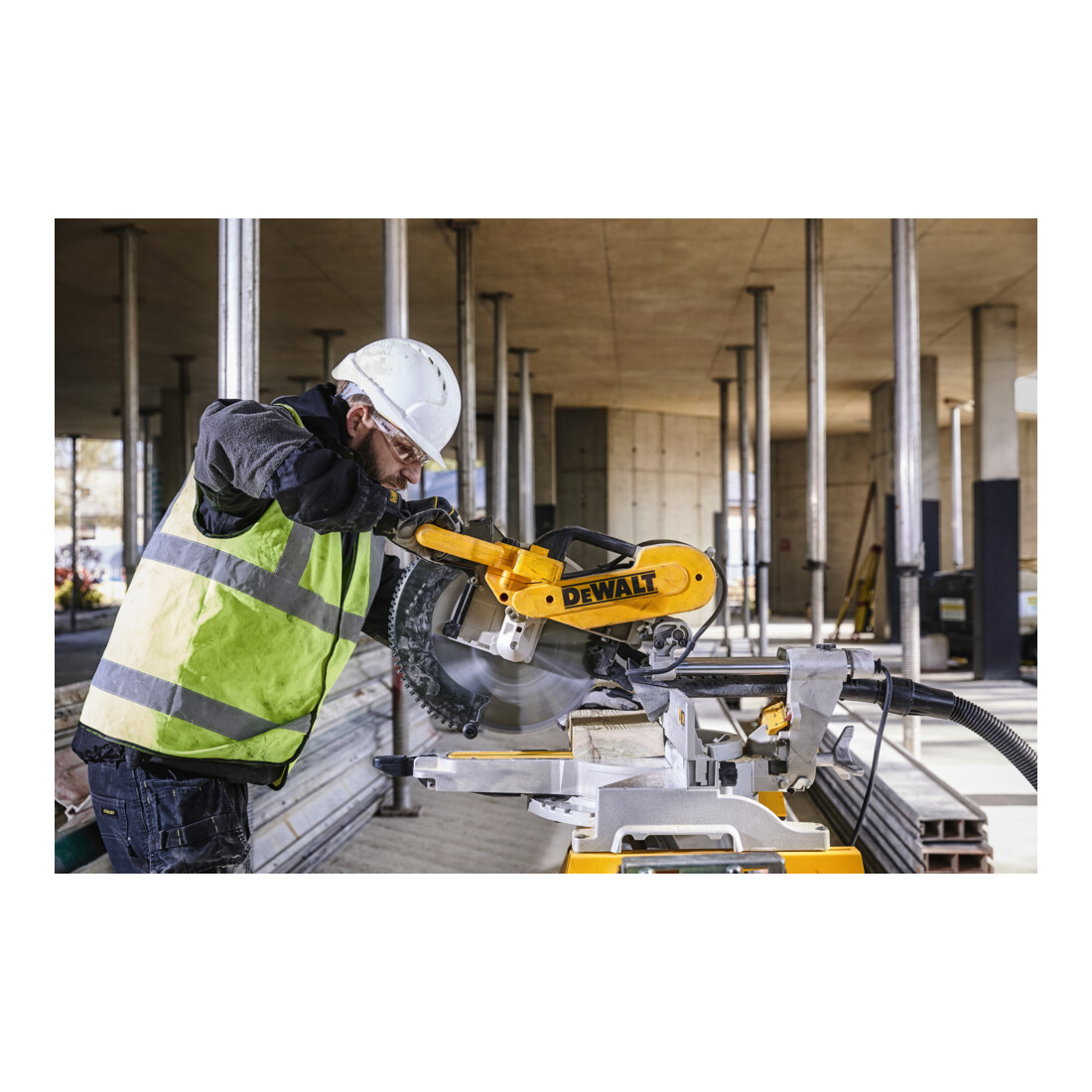 DEWALT paneelzaag 305 mm 1675 watt DWS780-QS