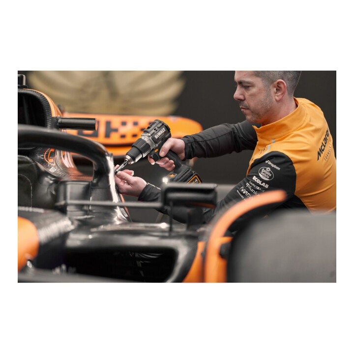 DEWALT Perceuse-visseuse à percussion sans fil 18V, incl. 2 batteries (18 V / 4Ah) et chargeur rapide système