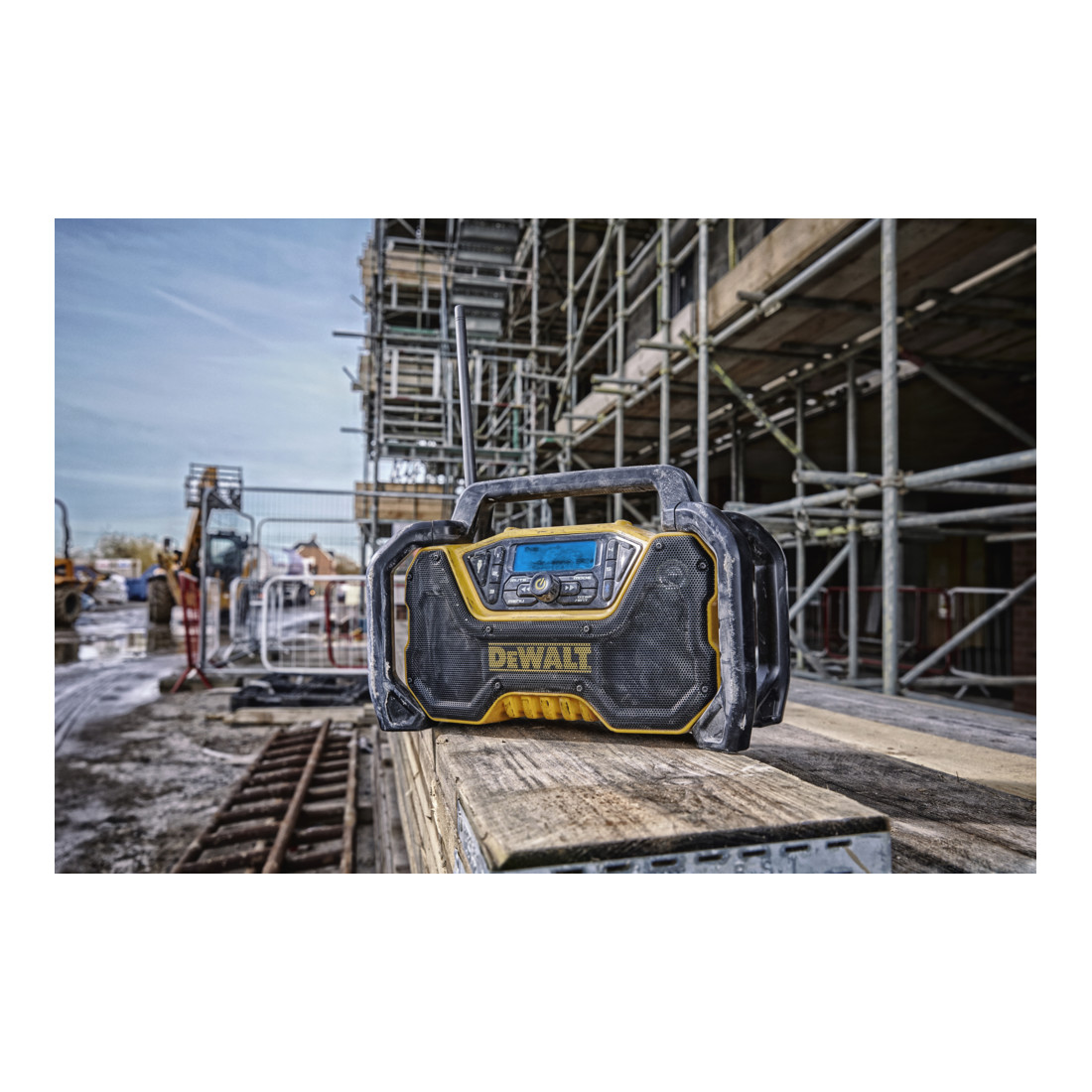 DEWALT Radio compatta a batteria e con allacciamento alla rete con Bluetooth