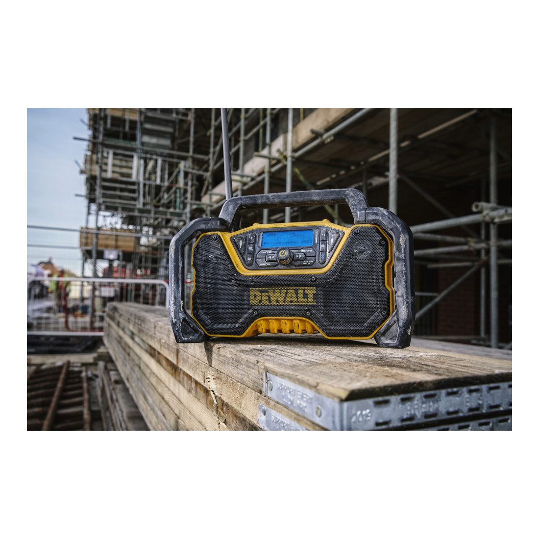 DEWALT Radio compatta a batteria e con allacciamento alla rete con Bluetooth