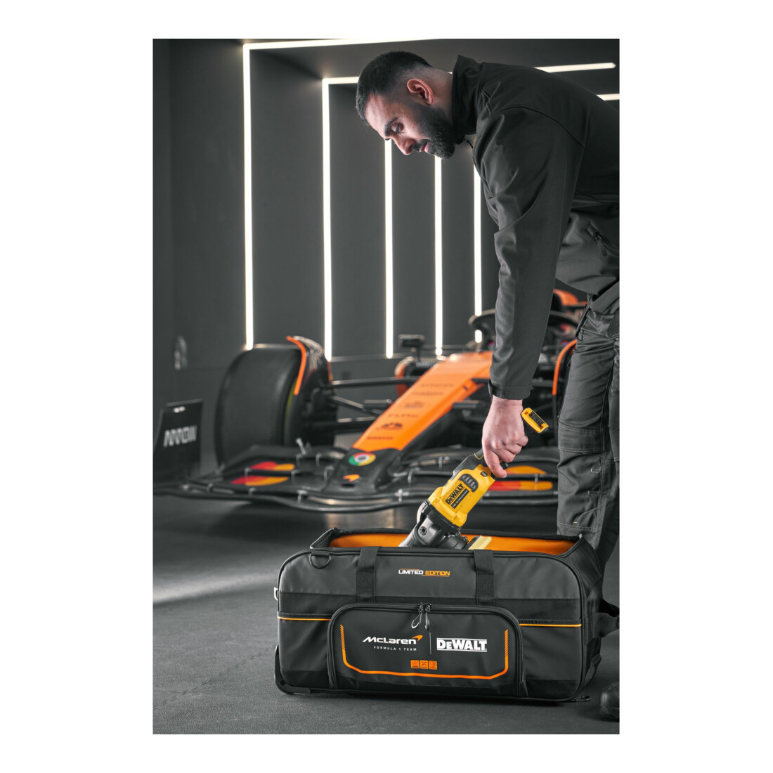 DEWALT Reisetasche mit Rollen und Teleskopgriff MCLAREN Design (Duffle Bag)