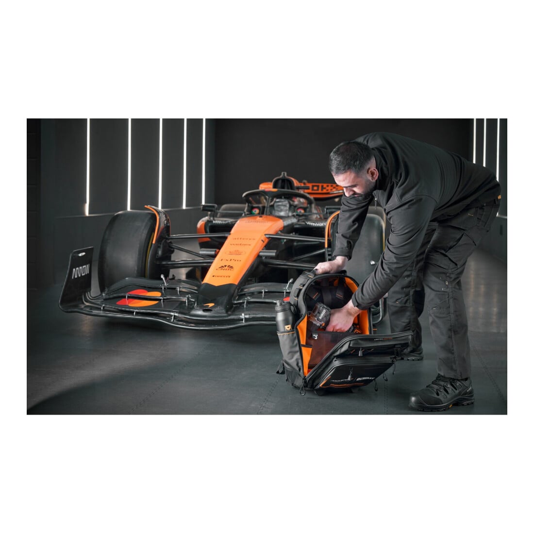 DEWALT Rucksack-Trolley MCLAREN Design mit Rollen und Teleskopgriff