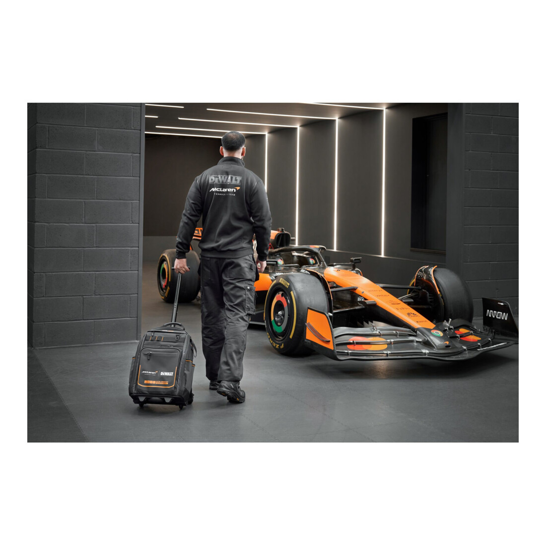 DEWALT Rucksack-Trolley MCLAREN Design mit Rollen und Teleskopgriff