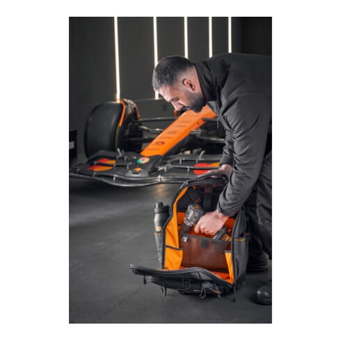 DEWALT Rucksack-Trolley MCLAREN Design mit Rollen und Teleskopgriff