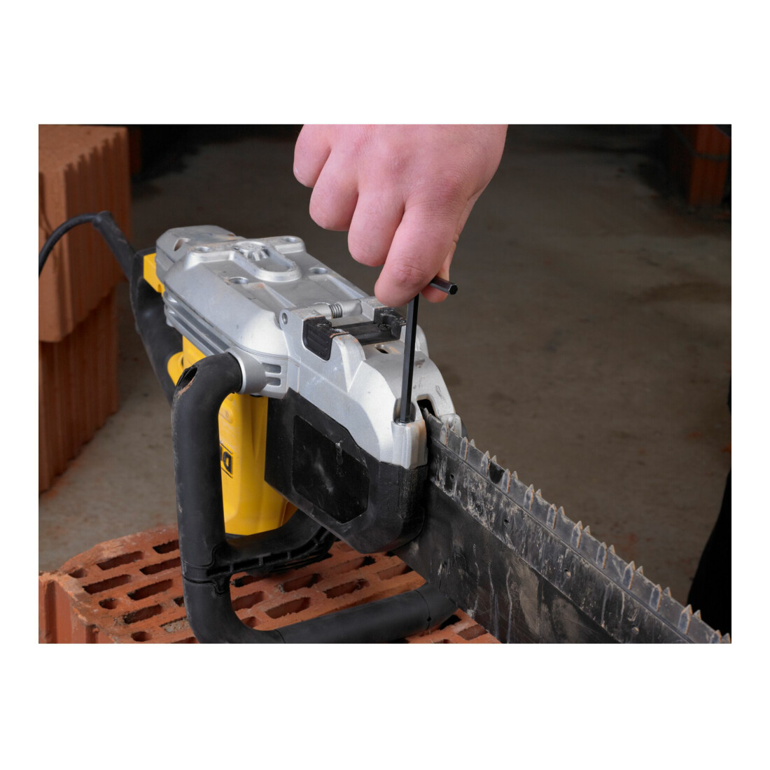 DEWALT Scie spéciale 1600 watts 295mm DWE396-QS