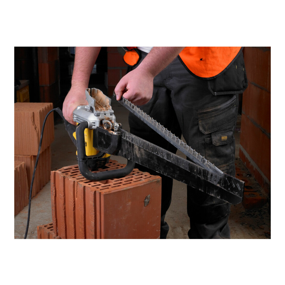 DEWALT Scie spéciale 1600 watts 295mm DWE396-QS