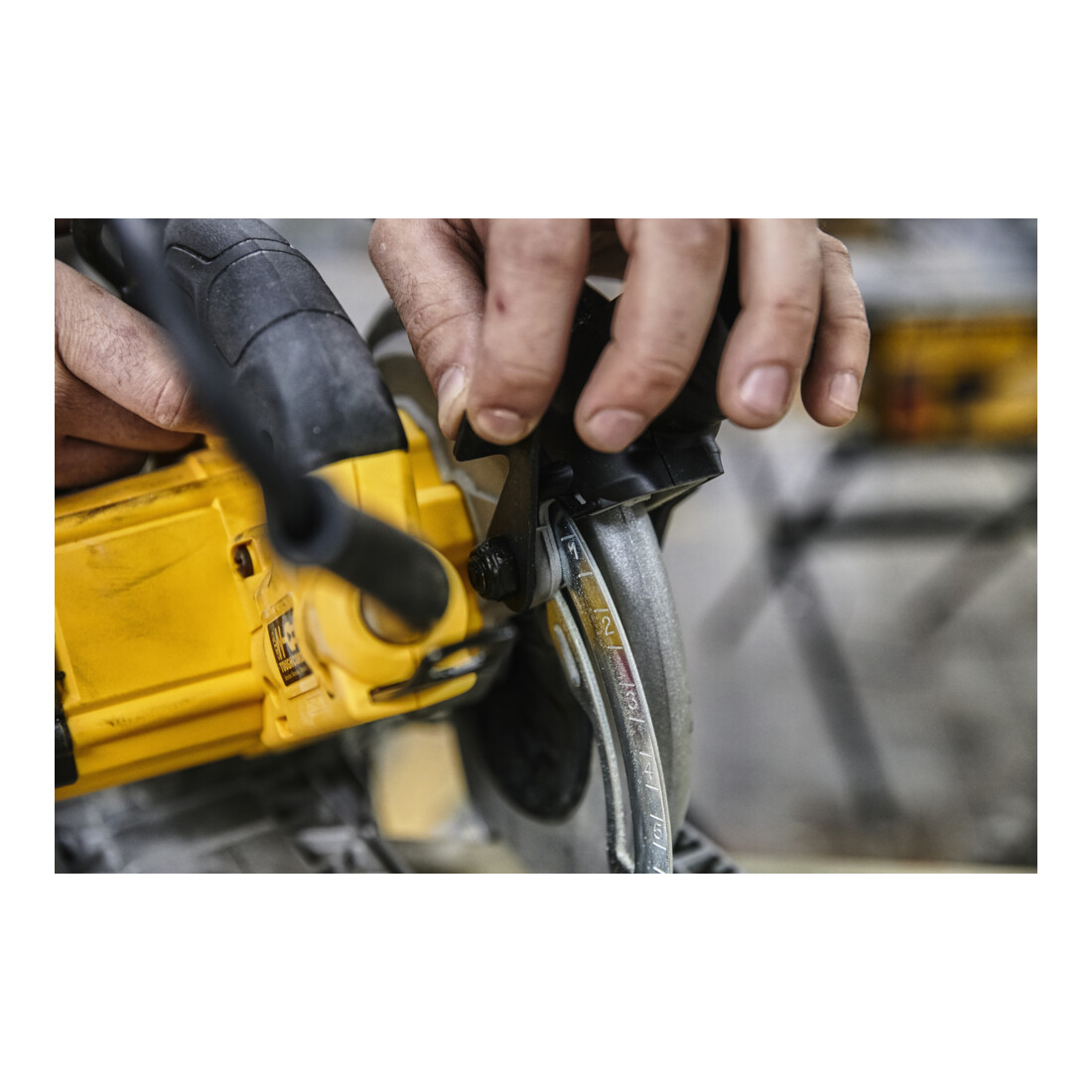 DEWALT Sega circolare manuale, 61 mm, in valigetta DWE576K-QS