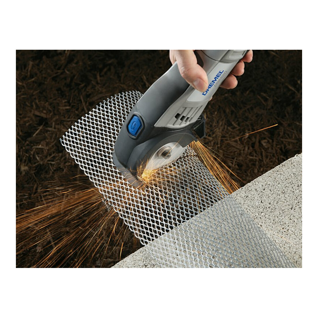 Dremel DSM20-3/4 Kompaktsäge (710 W) mit 3 Vorsatzgeräte, 4 Zubehöre