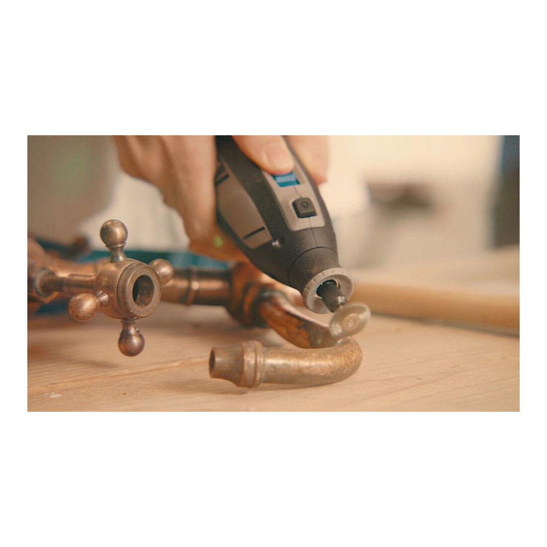 DREMEL® 8240, Kabelloses Multitool, 1 x 12-V-2-Ah-Akku), 65 Zubehöre