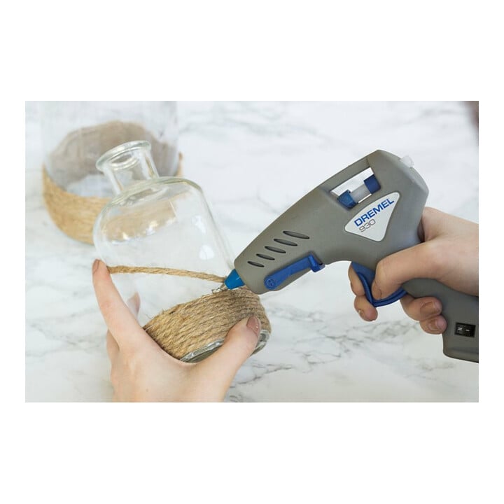 DREMEL® Heißklebepistole 930, 12 Farb-Klebestifte (7 mm), 6 Klebestifte (7 mm)