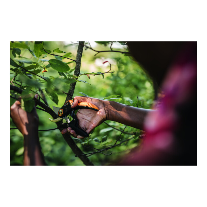 Fiskars Bypass Gartenschere (P721) Plus PowerLever