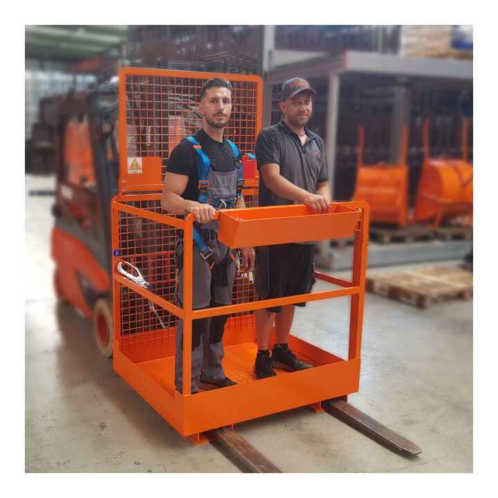 Florian Eichinger Arbeitskorb 2 Personen reinorange Aufnahme breite Seite