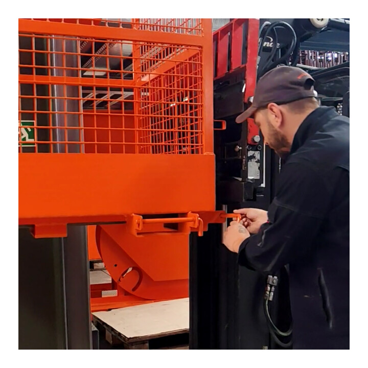 Florian Eichinger Arbeitskorb 2 Personen reinorange Aufnahme breite Seite