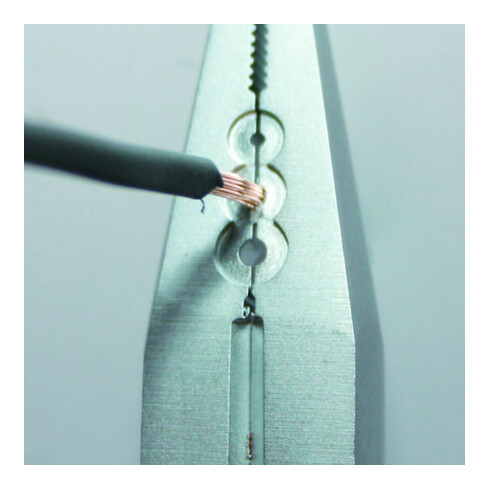 Gedore Mehrfachzange zum Schneiden/Abisolieren/Crimpen, gezahnt, gerade, Antirutsch-Griff, Länge 180 mm, 8133-180 TL