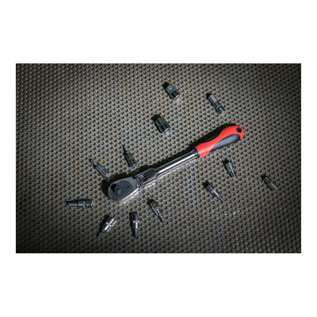 Gedore red Cliquet à tête articulée avec poignée ergonomique 2K, déclenchement par bouton-poussoir, denture fine 72 dents, 1/2 pouce, tube en acier, rouge/noir