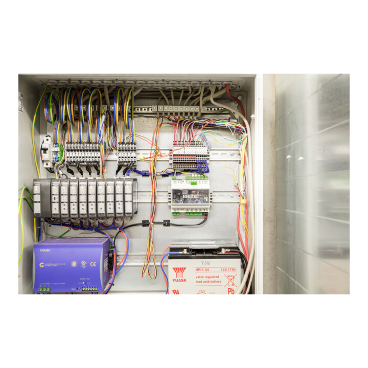 GEZE Centrale de commande d'urgence RWA MBZ 300 24V DC tôle d'acier grise N48K