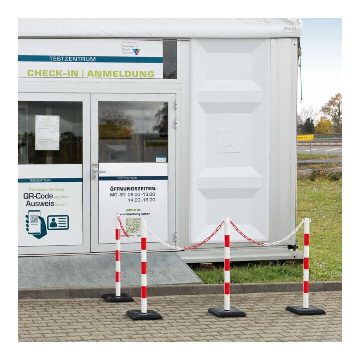 GUARDA-Plus Set de 4 poteaux d’avertissement avec chaîne 12,5 m, plaques de base remplies de béton, rouge-blanc