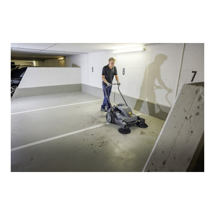 Kärcher Handkehrmaschine KM 70/30 C Bp 2SB, 45l Behältervolumen, Flachfaltenfilter, 980mm Arbeitsbreite