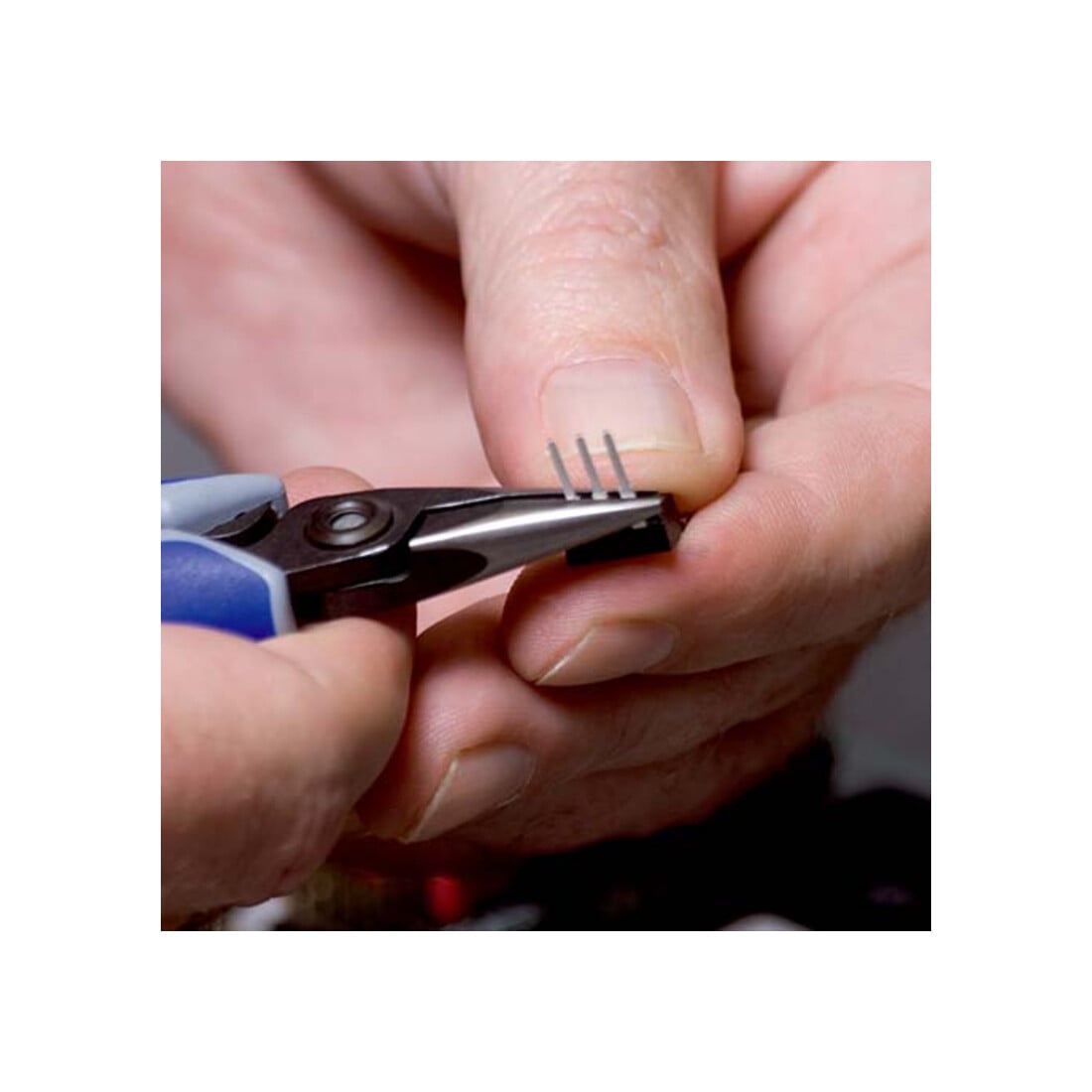 KNIPEX 34 22 130 Präzisions-Elektronik-Greifzange mit Mehrkomponenten-Hüllen brüniert 130 mm