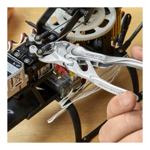 KNIPEX 86 04 100 BK Zangenschlüssel XS Zange und Schraubenschlüssel in einem Werkzeug aufgeprägte, raue Oberfläche verchromt 100 mm