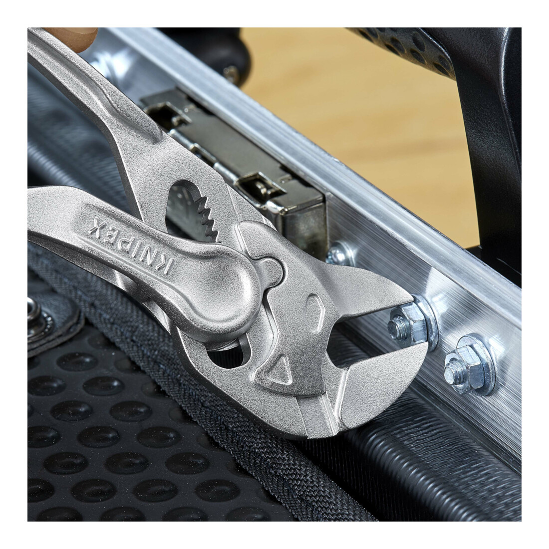 KNIPEX Clé à molette XS 86 04 100 BK, pince et clé en un, surface gravée rugueuse, chromée, 100 mm
