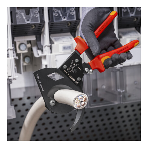 KNIPEX 95 36 280 Kabelschneider (Ratschenprinzip) isoliert mit Mehrkomponenten-Hüllen, VDE-geprüft schwarz atramentiert 280 mm