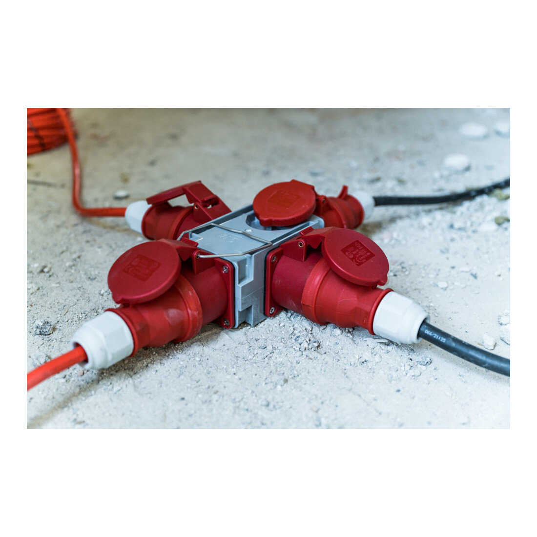 Brennenstuhl CEE Adapter stroomverdeler IP44 (1x CEE stekker 400V & 3x CEE stopcontacten 400V/16A, voor continu gebruik buiten, bouwplaatsen en landbouw)
