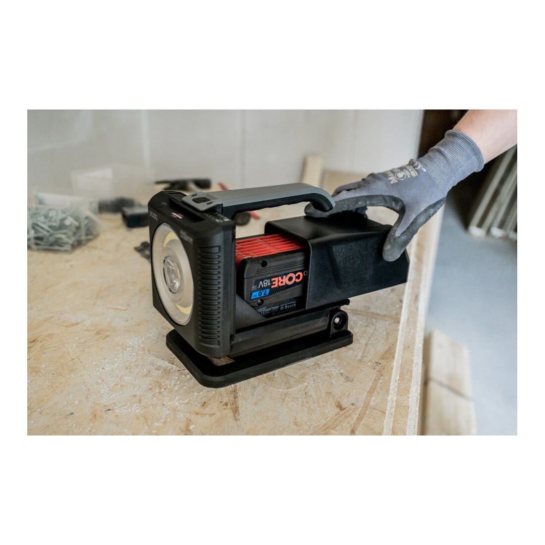 Lampe portative à LED rechargeable Brennenstuhl Multi Battery HL 3000 / Projecteur portatif / Lampe de travail 1140 + 2160lm (IP54, compatible avec les batteries 18V de 7 fabricants différents de powertools, Engineered in Germany)