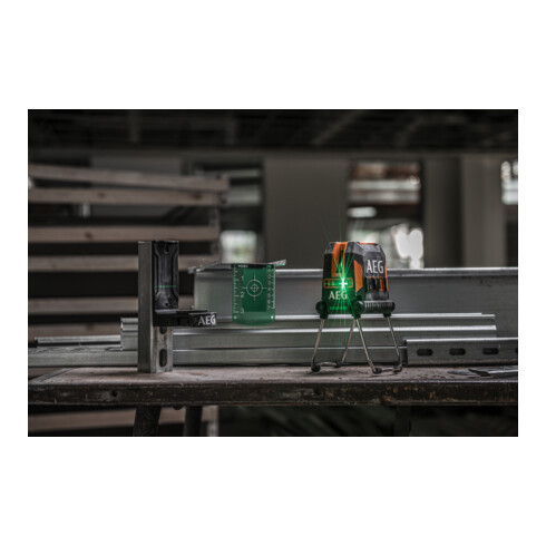 AEG Laser a linee incrociate CLG3-30K, 30 m, verde, con borsa, 3x batterie AA, supporto a parete (magnetico), piastra bersaglio per laser, cinghia in velcro