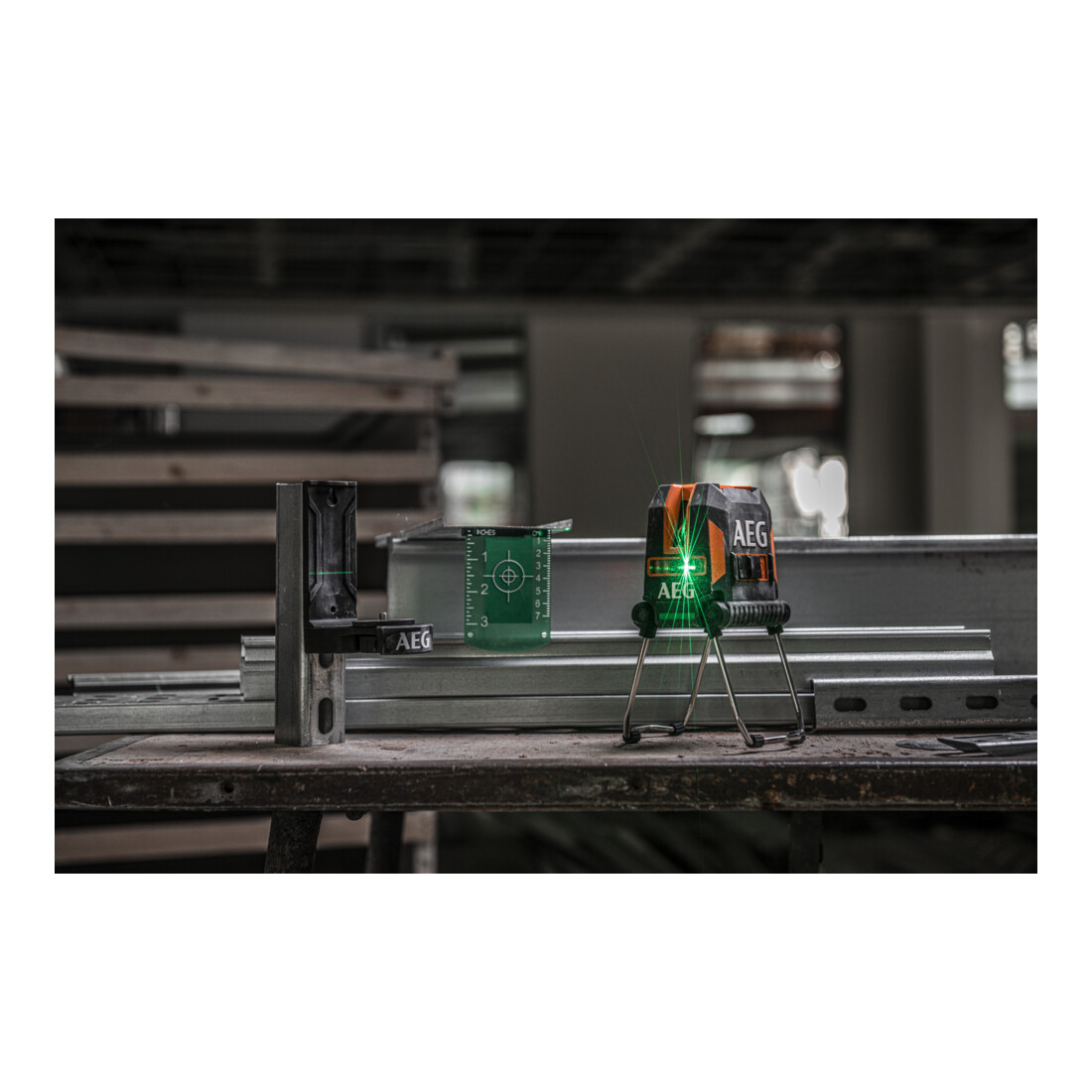 AEG Laser a linee incrociate CLG3-30K, 30 m, verde, con borsa, 3x batterie AA, supporto a parete (magnetico), piastra bersaglio per laser, cinghia in velcro