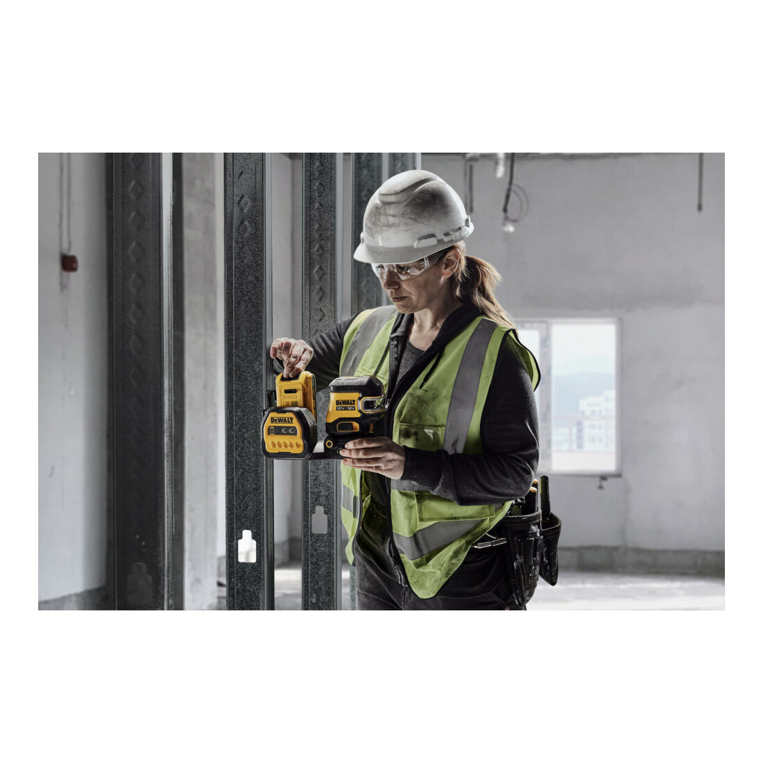 Laser lignes croisées 5 points vert DEWALT (1 x H / 1 x V / aplomb haut & bas / 3 x points H) incl. batterie 18V / 2Ah, compatible avec les batteries 12V et 18V XR DCE825D1G18-QW