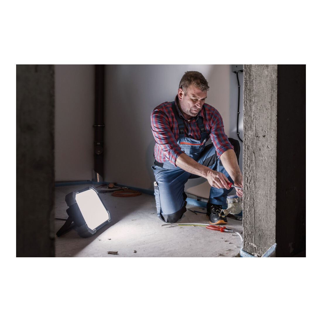 Brennenstuhl LED Baustrahler DINORA H07RN-F 3G1,5 mit Steckdose