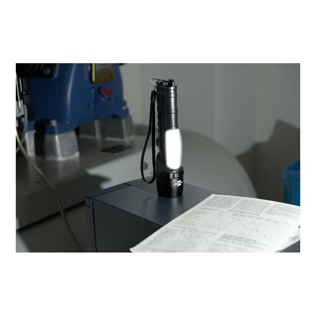 LuxPremium LED-Taschenlampe THL 300, IP54, 360+240lm
