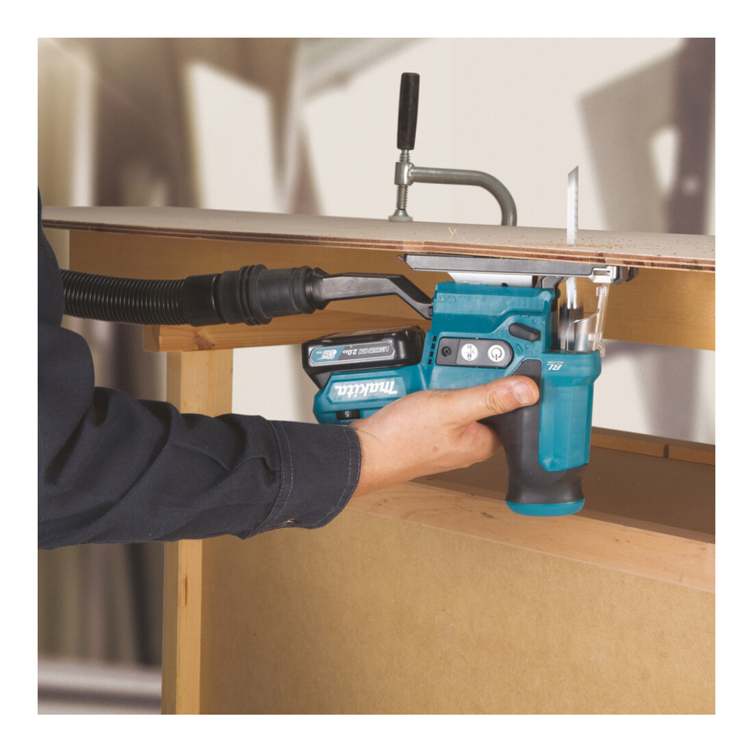 Makita accu-pendeldecoupeerzaag 10,8 V / 4,0 Ah, 2 accu + lader in MAKPAC JV102DSMJ