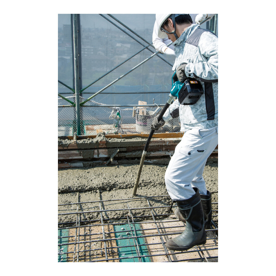 Makita Akku-Betonverdichter 40V max. (ohne Akku, ohne Ladegerät) mit 38-mm-Verdichtervorsatz