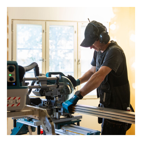 Makita Akku-Kapp- und Gehrungssäge 40V LS002GZ01