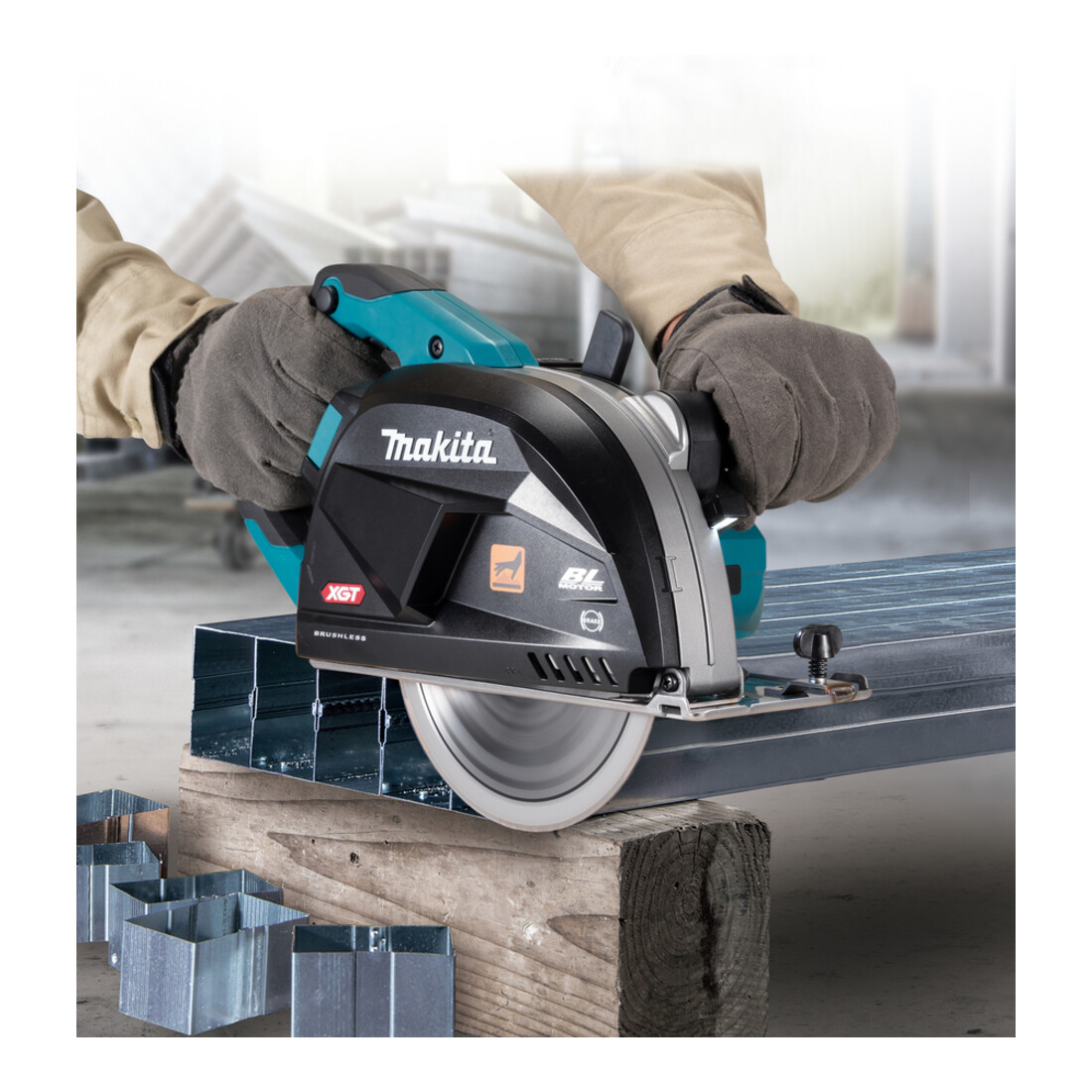 Makita Akku-Metallhandkreissäge 40V (ohne Akku, ohne Ladegerät)